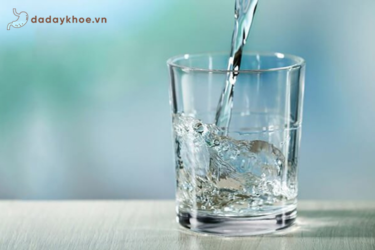 Uống nước lọc hoặc nước muối ấm 1